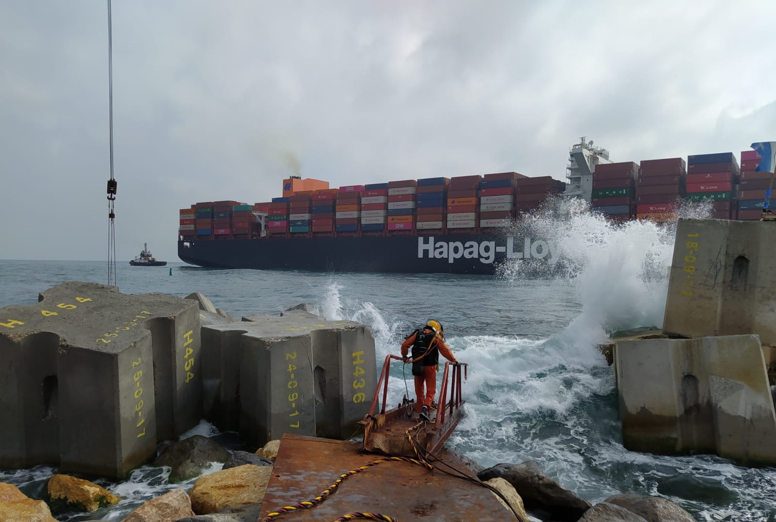 צולל נכנס למים ברקע אוניה